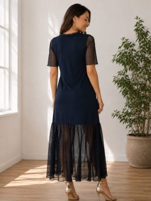 Elegantna dolga obleka s tilom v temno modri barvi.