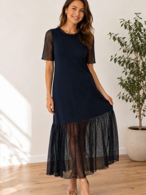 Elegantna dolga obleka s tilom v temno modri barvi.
