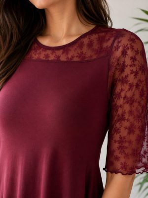 Elegantna bordo ženska majica s čipkastimi rokavi.