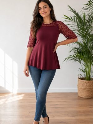 Elegantna bordo ženska majica s čipkastimi rokavi.