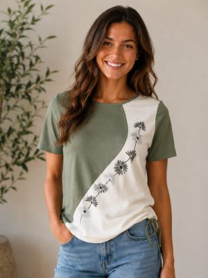 Elegantna ženska dvobarvna majica v olivno zeleni in beli barvi z nežnim cvetličnim motivom in modernim casual krojem za vsakodnevno nošenje.