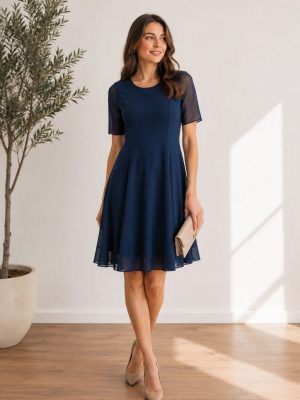 Elegantna ženska obleka v modri barvi.