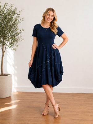 Elegantna ženska obleka z asimetričnim krojem in minimalističnimi dekorativnimi detajli v modernem in ženstvenem stilu za posebne priložnosti.