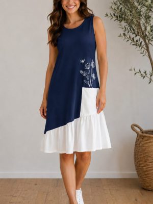 Elegantna temno modra ženska midi obleka brez rokavov z belim spodnjim volanom in cvetličnim detajlom.
