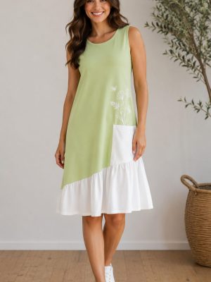 Elegantna svetlo zelena ženska midi obleka brez rokavov z belim spodnjim volanom in cvetličnim detajlom.