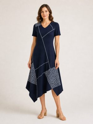 Temno modra asimetrična obleka z umetniškim patchwork vzorcem – sprednji pogled