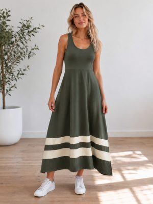 Dolga ženska poletna obleka brez rokavov s kontrastnimi črtami na spodnjem delu. Udobna maxi obleka za poletne dni in sproščeno eleganco, na voljo v velikostih od 36 do 48.