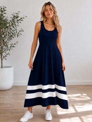 Dolga ženska poletna obleka brez rokavov s kontrastnimi črtami na spodnjem delu. Udobna maxi obleka za poletne dni in sproščeno eleganco, na voljo v velikostih od 36 do 48.