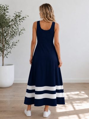 Dolga ženska poletna obleka brez rokavov s kontrastnimi črtami na spodnjem delu. Udobna maxi obleka za poletne dni in sproščeno eleganco, na voljo v velikostih od 36 do 48.