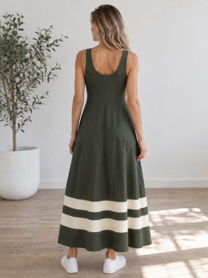 Dolga ženska poletna obleka brez rokavov s kontrastnimi črtami na spodnjem delu. Udobna maxi obleka za poletne dni in sproščeno eleganco, na voljo v velikostih od 36 do 48.