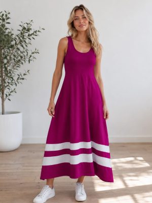 Dolga ženska poletna obleka brez rokavov s kontrastnimi črtami na spodnjem delu. Udobna maxi obleka za poletne dni in sproščeno eleganco, na voljo v velikostih od 36 do 48.