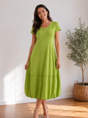 Dolga poletna obleka z balon krilom je lahkotna, udobna in elegantna.