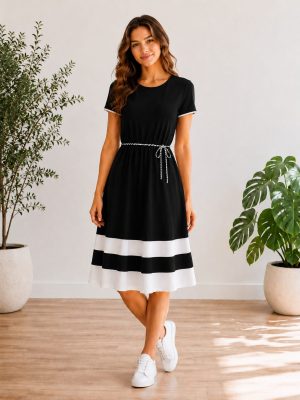 Elegantna črna midi obleka s kratkimi rokavi, belimi kontrastnimi črtami in dekorativnim pasom.