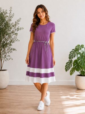Elegantna vijola midi obleka s kratkimi rokavi, belimi kontrastnimi črtami in dekorativnim pasom.
