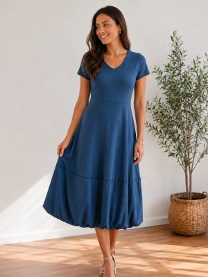 Dolga poletna obleka z balon krilom je lahkotna, udobna in elegantna.