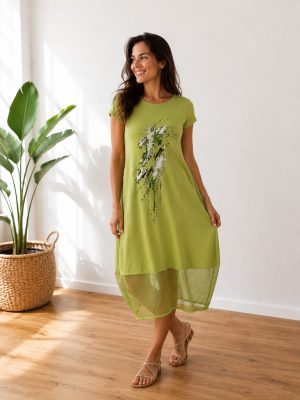 Ženska nosi poletno midi obleko.