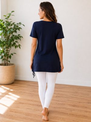 Podaljšana tunika z dekorativnim potiskom za vsakodnevno nošenje.