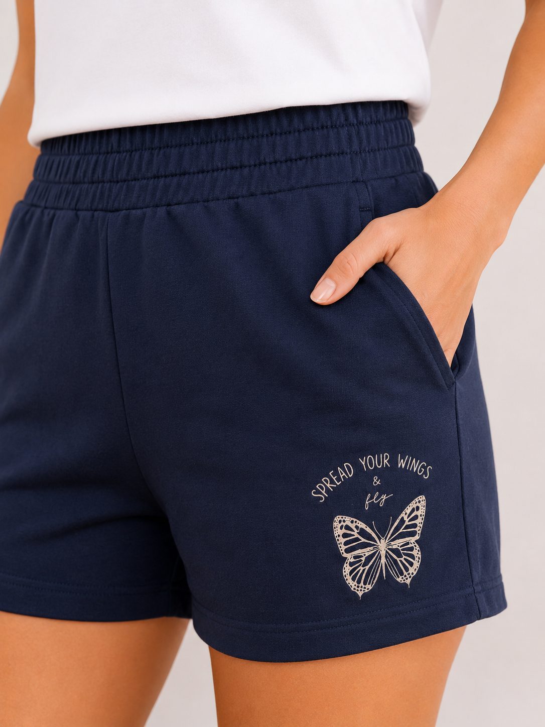Temno modre kratke hlače.
